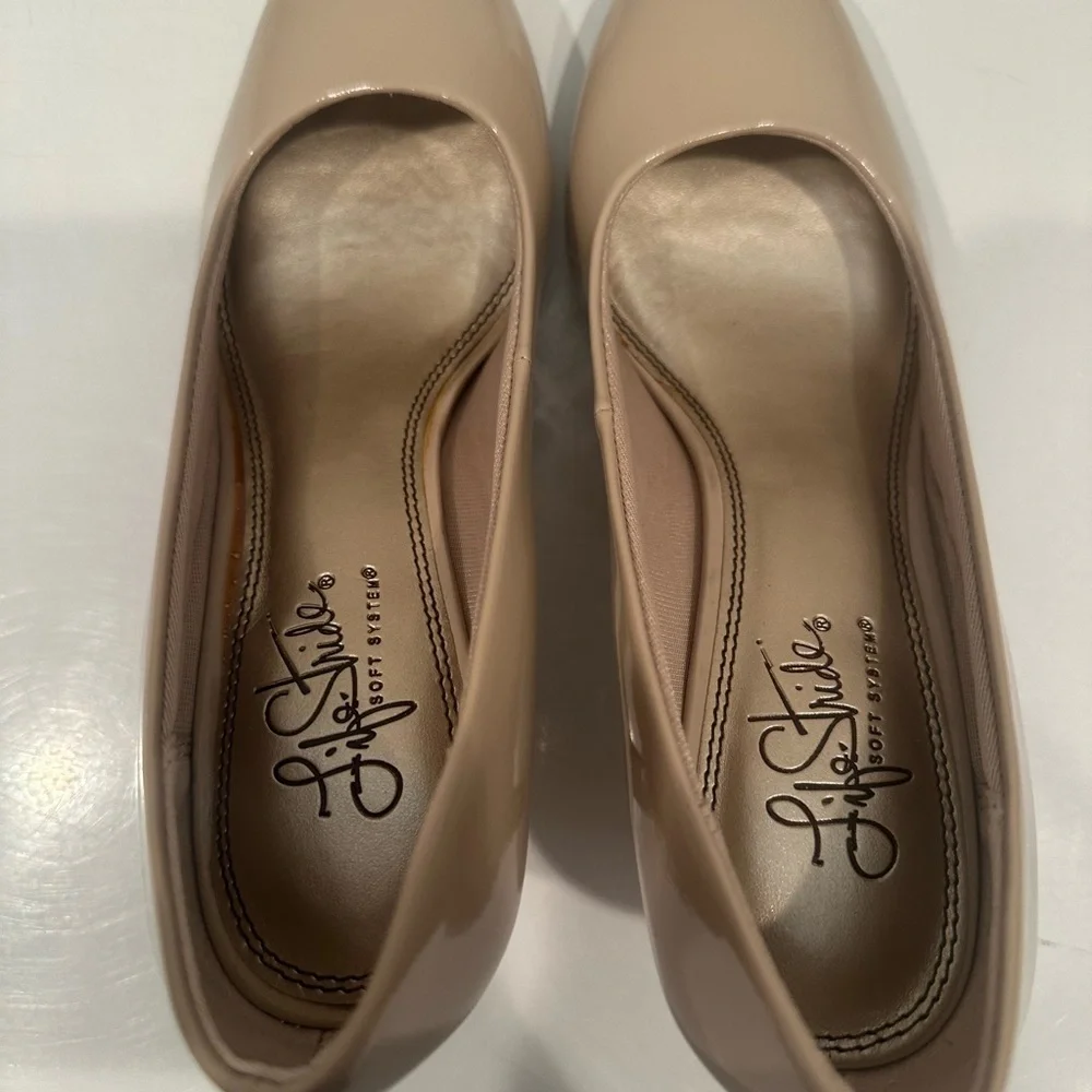 Life Stride Soft System Patent Beige Pumps Comfort Neutral Sz 7N New W/O Box